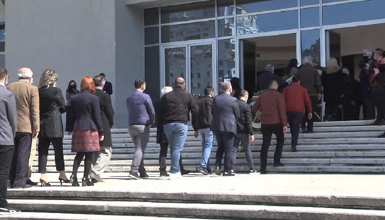 SHUHET BASHKIM FINO/ Nisin homazhet në nderim të tij në Pallatin e Kongreseve