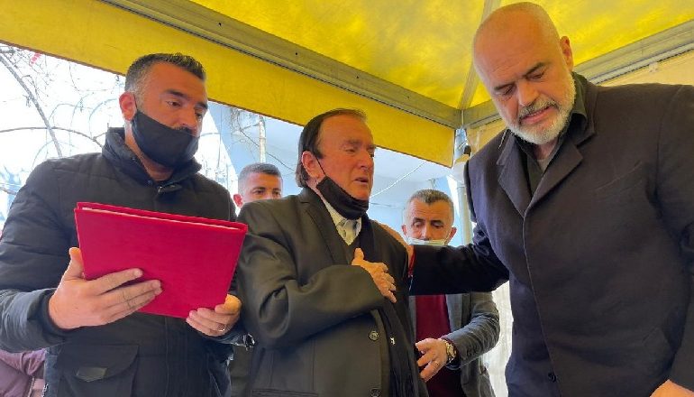 ARJAN SALA U SHPALL “DËSHMOR I ATDHEUT”/ Rama ju dorëzon titullin familjarëve të 32-vjeçarit