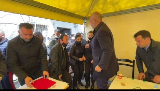 VIZITË NË SHTËPINË E ARJAN SALËS/ Rama: Detyra jonë ta respektojmë dhe nderojmë. Ka bërë një heroizëm të madh