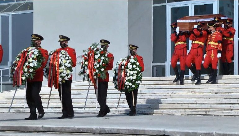 PËRFUNDOJNË HOMAZHET/ Niset drejt banesës së fundit trupi i deputetit Bashkim Fino