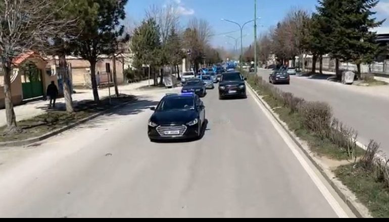 BASHA SËRISH NUK HEQ DORË NGA MAKINAT LUKSOZE/ Pritet nga qytetarë që nuk respektojnë masat anti-COVID