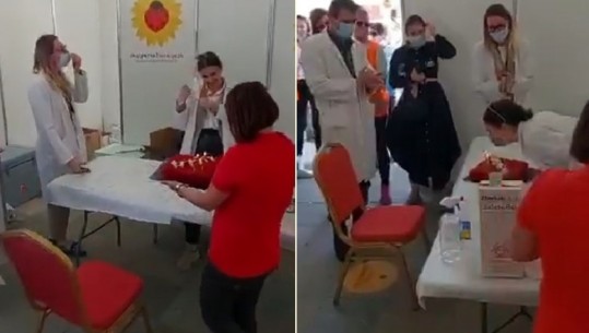 DITËLINDJE NË QENDRËN E VAKSINIMIT/ Manastirliu poston VIDEON, mjekja surprizohet në sheshin “Skënderbej”