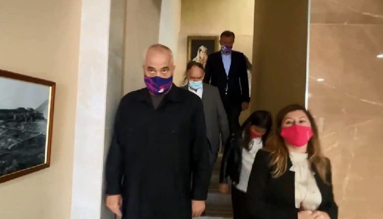 JEP LAJMIN NGA SHKODRA/ Rama: Pas të moshuarve mbi 70-vjeç, fillojmë vaksinimin e grave dhe vajzave që punojnë në fasoneri