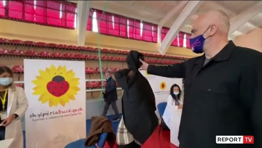 “TA MBAJ UNË…”/ Rama i vesh xhaketën pensionistit në Shkodër, i moshuari befasohet kur e shikon, heq kapelën për ta nderuar (VIDEO)
