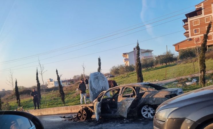 E RËNDË NË TIRANË/ Shkrumbohet totalisht makina, pak metra më larg përplasen dy mjete (VIDEO)