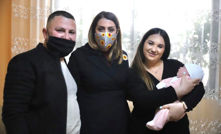 “PËR JAVË TË TËRA NË GJENDJE KOME PAS TËRMETIT…”/ Manastirliu publikon FOTOT: Marlini është gëzuar me vajzë