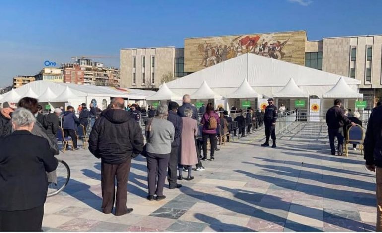 VAKSINIMI MASIV/ Rama publikon FOTOT: Jo vetëm do t’ia dalim, po do t’ia dalim të rikthehemi në jetën e dëshiruar…