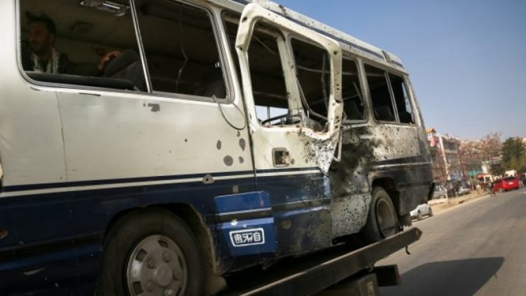 TRAGJIKE/ Shpërthehet me bombë autobusi, ndërrojnë jetë 4 punonjës qeveritarë