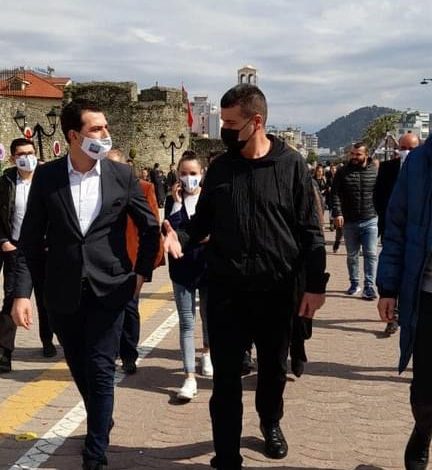 DITA E VERËS/ Astrit Patozi nga Elbasani: Shqiptarët duhet të ndërrojnë dyqanin e ballokumeve (PAMJET)