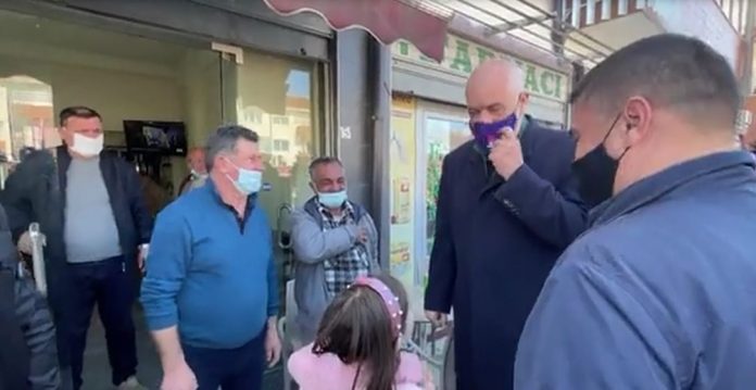 VIZITA E RAMËS NË SHIJAK/ Vajza e vogël e ndalon në rrugë: Je e më i mirë se Luli