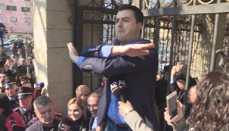 BËRI LËMSH PD E LISTAT/ Basha “provon” të bëjë humor: Kemi lajme të shumë të mira për… boshnjakët
