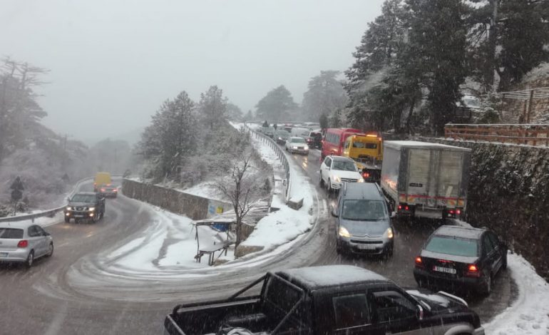 RRESHJE DËBORË NË LLOGARA/ Probleme në qarkullim, makinat borëpastruese ndodhen në vendngjarje (PAMJET)