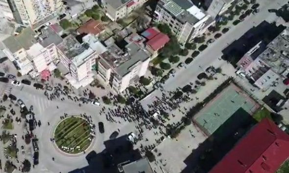 PAMJET ME DRON/ Ja sa njerëz kishte Basha në Fier kur hipi në “podiumin” 100 mijë eurosh