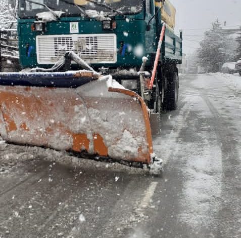 RESHJE DËBORE NË QARKUN KORÇË/ Nuk ka probleme në qarkullim. Makinat borëpastruese ndodhen në vendngjarje (PAMJET)