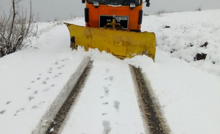RESHJE DËBORE NË VEND/ Po punohet për pastrimin e rrugëve në Qaf Buall- Krastë (PAMJET)