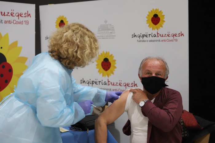 MORËN DOZËN E PARË TË ASTRAZENECA, 11 MËSUES NË DURRËS SHFAQËN KOMPLIKACIONE/ Bino: Temperatura e lehtë është normale