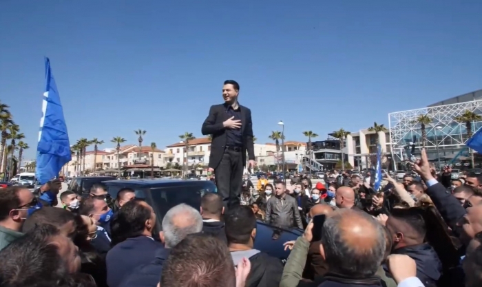 PAMJET SHOKUESE/ Basha nuk do tja dijë për COVID, ngjitet mbi “Range Rover” në Kavajë dhe mbledh qindra simpatizantë