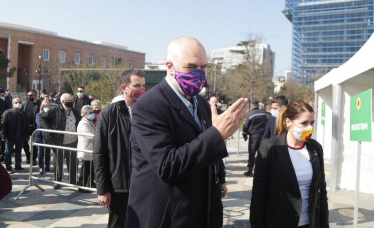 “PS PO BËN VAKSINIM MASIV NDËRSA PD INFEKTIM MASIV”/ Reagon Rama pas FOTOS që i dërgohet nga takimet e Bashës: Papërgjeshmëri…