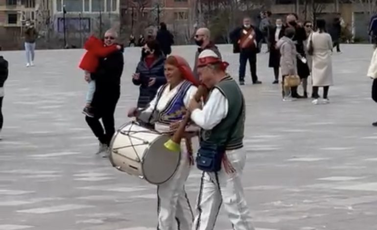 DITA E VERËS/ Ja si po festohet në Tiranë, pamjet nga “Sheshi Skëndërbej” (VIDEO)