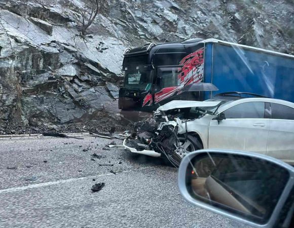 AKSIDENT I RËNDË NË LIBRAZHD/ Kamioni përplaset me makinën, s’dihet nëse ka të lënduar