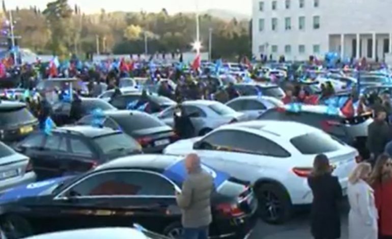 DALIN PAMJET/ Autosalloni i PD, militantët dalin në shesh me super makina luksoze