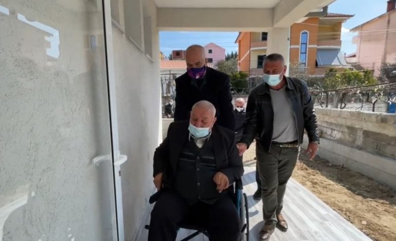 “KAM PAS QEJF…”/ Rama ndihmon të moshuarin e paralizuar: Na sill i teke, ta bëjmë gëzuar