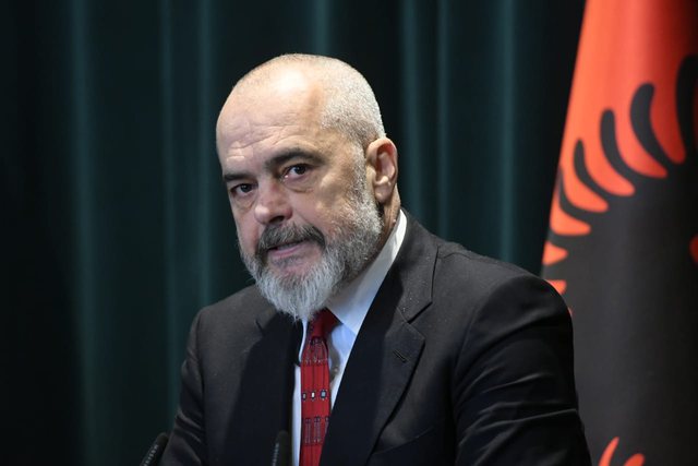 REPLIKAT/ Qytetari i kërkon të mbyllë shkollat dhe lokalet, Rama: Ti vazhdo shaj deri në 25 prill se…