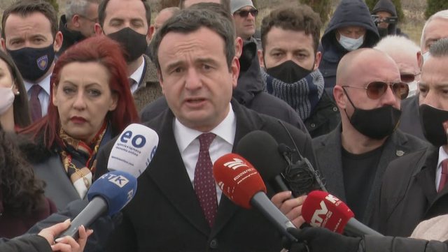 “PËR KËTË KRIM TË SERBISË DIKUSH DUHET TË…”/ Kurti premton drejtësi për familjen Jashari