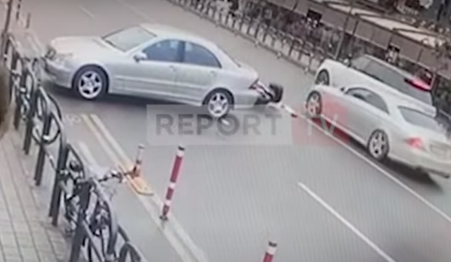 DEL VIDEO NGA AKSIDENTI NË TIRANË/ Makina merr kthesën keq në mes të rrugës, motoristi fluturon në ajër