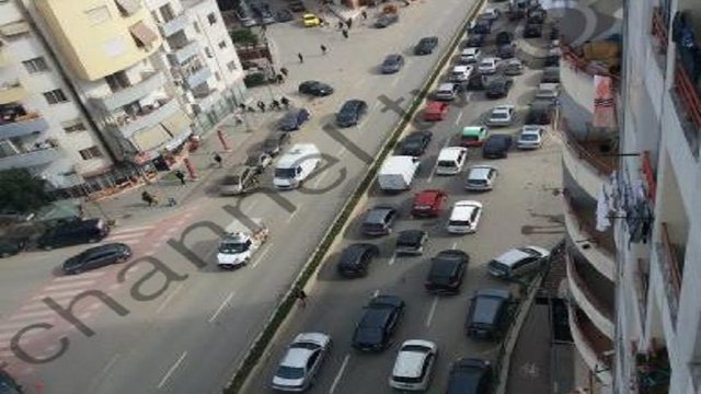 TRAFIK I RËNDUAR NË TIRANË/ Prej orësh makinat të bllokuara tek bulevardi “Migjeni” (FOTO)
