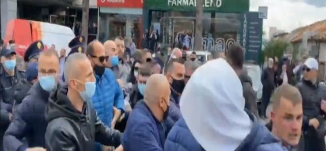 SKANDALI NË ELBASAN/ PAMJET shokuese nga sherri mes militantëve të partive. Policia…