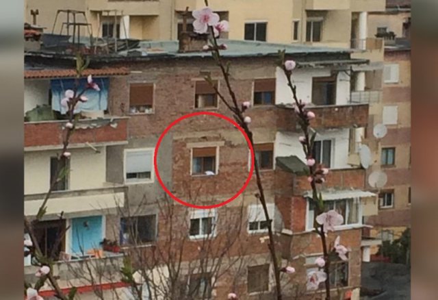 E RËNDË NË PËRMET/ I moshuari hidhet nga kati i katërt i pallatit duke thirrur: O Zot më merr
