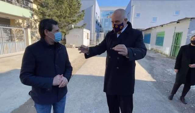 “RAMA IK E IKËN VETË”/ Kryeministri nuk i kursehet qytetarit në Laç: Hajde mo, je për të prishur syrin e keq