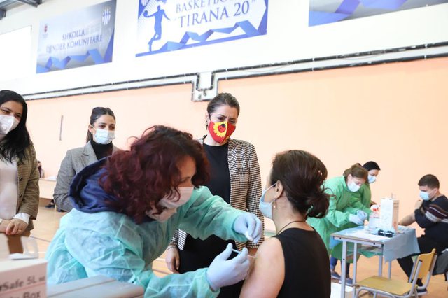 MBI 6 MIJË MËSUES MORËN ASTRAZENECA/ Manastirliu: Presim lajmeve të mira për vaksinimin masiv