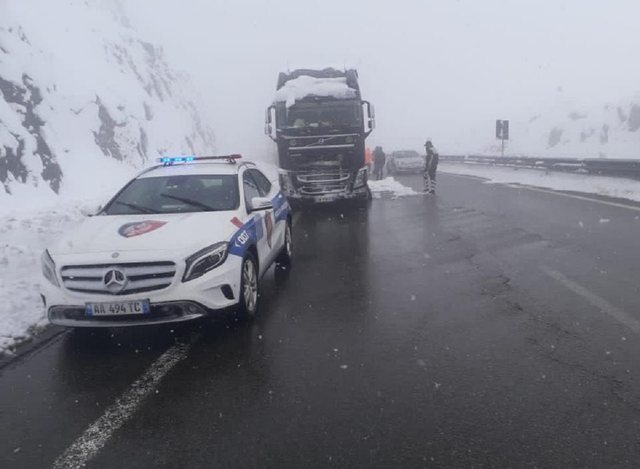 RESHJE DËBORE NË VEND/ Policia apel shoferëve: Mos qarkulloni pa kontrolluar…