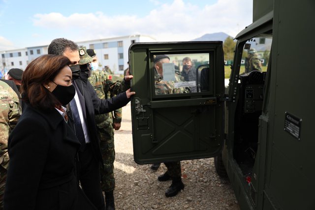 “STËRVITJE E MADHE USHTARAKE…”/ Yuri Kim u dhuron FA 29 makina të blinduara (FOTOT)