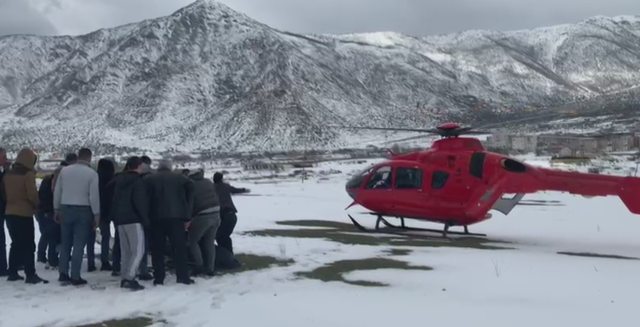 E RËNDË NË BULQIZË/ Plagoset minatori, momenti kur qytetarët e mbajnë drejt helikopterit (VIDEO)