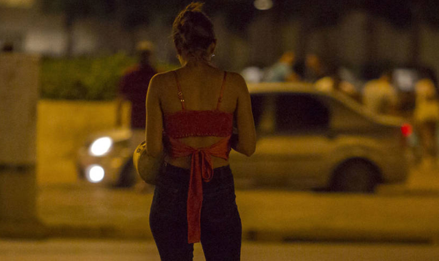U BRAKTIS NGA FAMILJA/ 25-vjeçarja që punon prostitutë: Më kanë ofruar se*s tresh…
