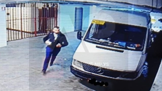 ZJARRI NË QENDRËN TREGTARE/ Momenti kur Arjan Sala vrapon për të shpëtuar kolegët