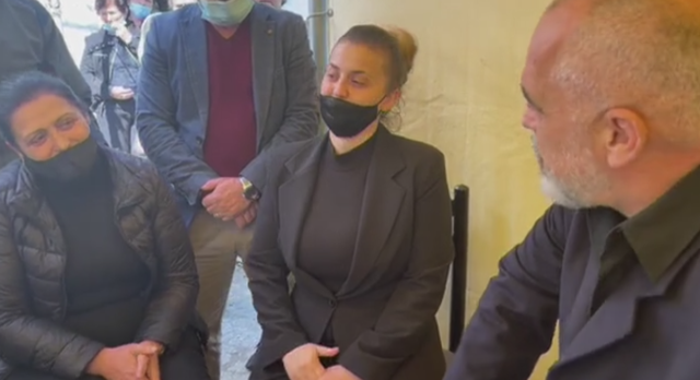 E PREKUR NGA DHIMBJA E MADHE/ Gruaja e Arjan Salës shtrëngon certifikatën: Është hero (FOTOT)