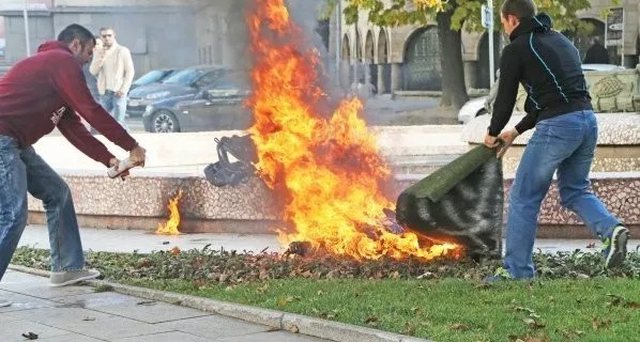 E RËNDË NË SKRAPAR/ I moshuari lyhet me benzinë dhe vetëdigjet në sy të fëmijëve