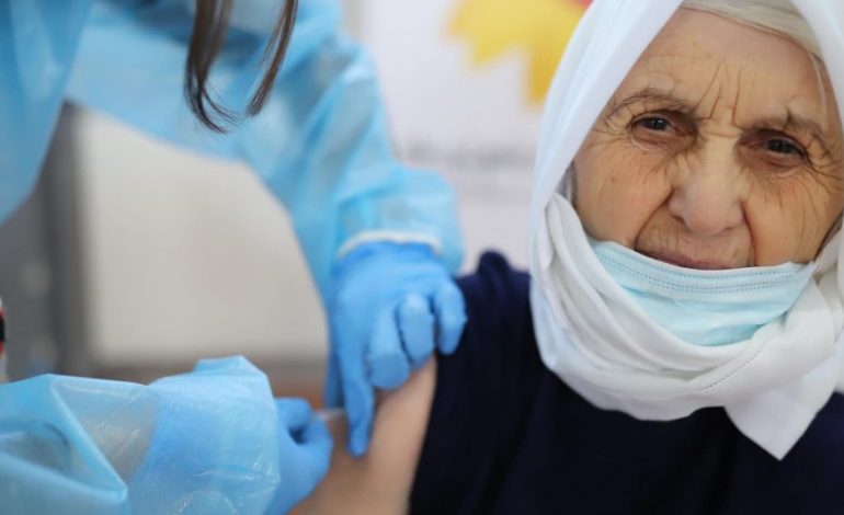 “SHQIPËRIA BUZËQESH”/ Vijon vaksinimi masiv në vend: 19, 525 qytetarë marrin dozat anti-COVID