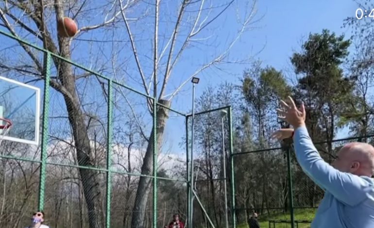 “KUR TË RRAFIN…”/ Rama publikon VIDEON e veçantë duke luajtur basketboll me gocat, bëjnë kosha…