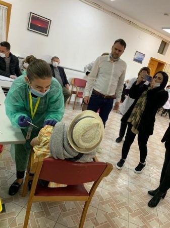 NIS VAKSINIMI NË SHTËPINË E TË MOSHUARVE NË KAVAJË/ Përfitojnë 56 pensionistë
