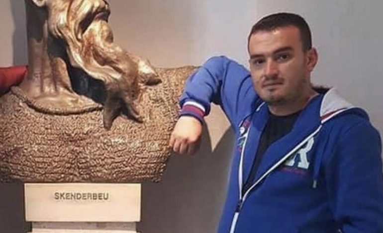 “O ZOT ÇFARË MË BËRE”/ Vëllai i Arjanit prek me dedikimin: O heroi im…