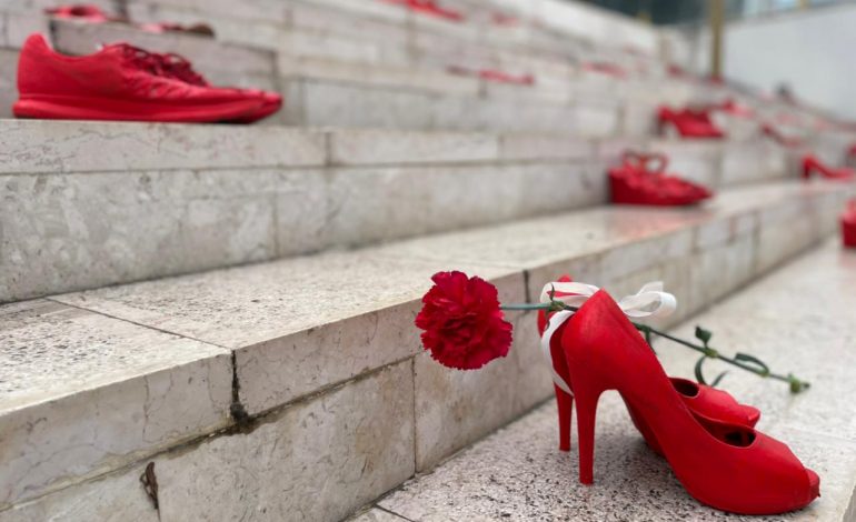 JETË TË MARRA NGA DHUNA/ 8 Marsi ndryshe në qytetin e Durrësit, shkallët e galerisë mbushen me këpucë të kuqe (FOTO)