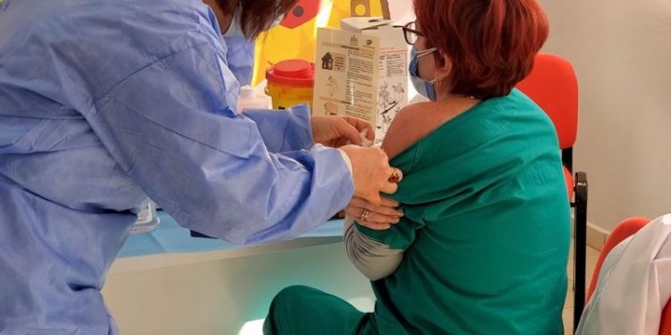 VAKSINIMI ANTI-COVID/ 300 punonjës shëndetësor të Kosovës janë vaksinuar në Kukës