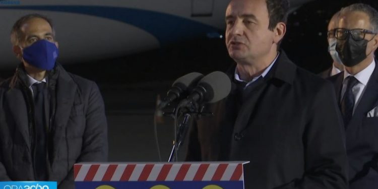 “PROCESI DUHET TË NISI…”/ Edhe Kurti i pret VAKSINAT në aeroport