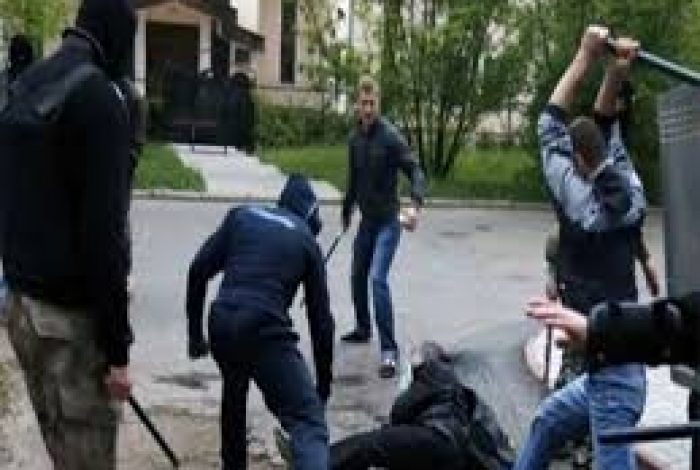 “PLAS” SHERRI ME SENDE TË FORTA MES TË RINJVE NË ELBASAN/ Plagoset njëri prej tyre