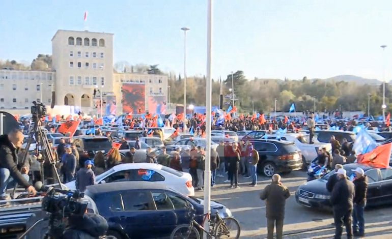 PËRLLOGARITJA/ Në vetëm një muaj, mitingjet e Trump vranë 700 persona nga Covid-19. Po mitingjet e Bashës?